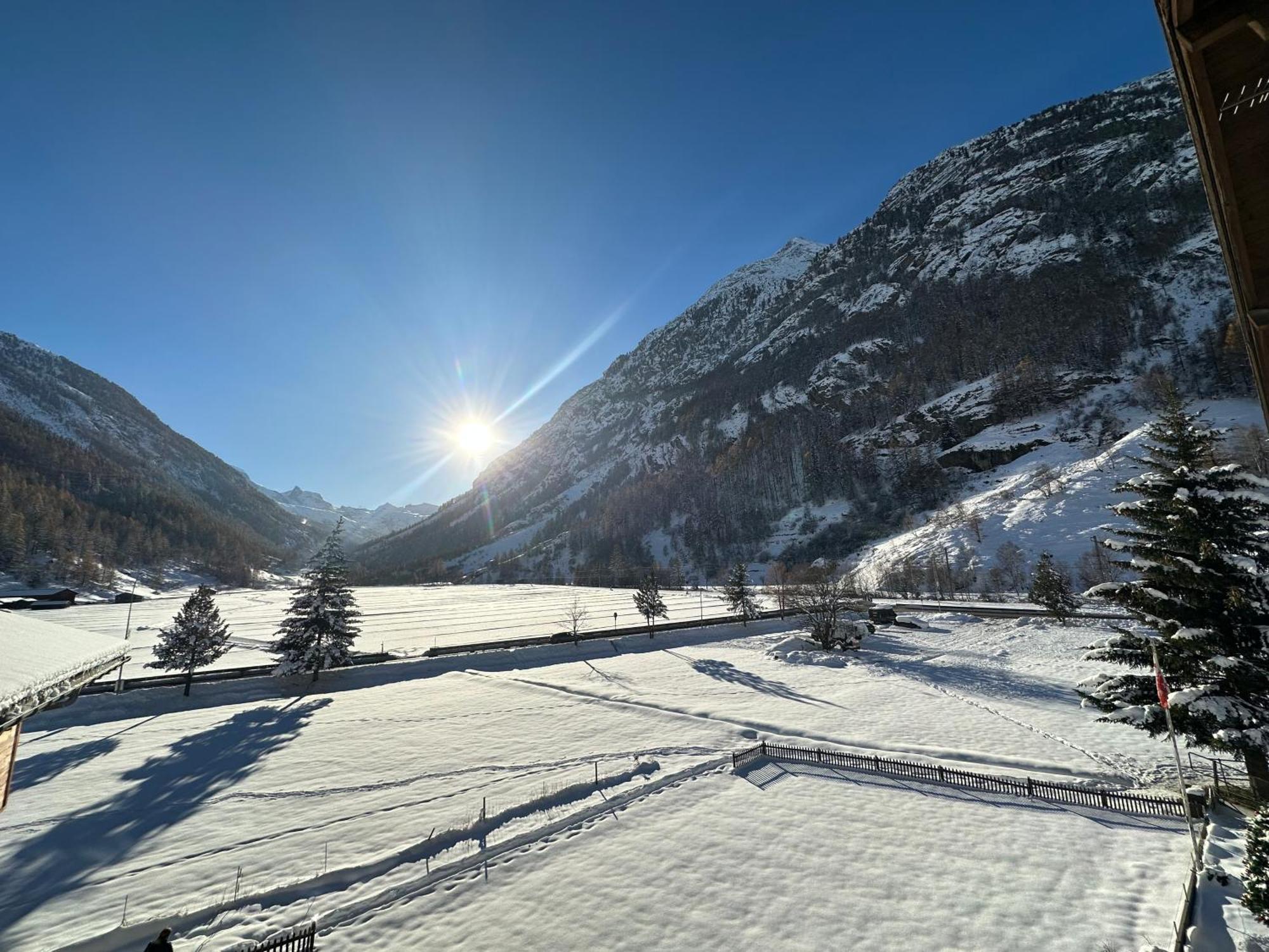 Alpine Retreat 4 Person Apartment Near Zermatt With Parking! Täsch Exterior photo