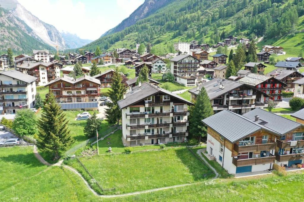 Alpine Retreat 4 Person Apartment Near Zermatt With Parking! Täsch Exterior photo