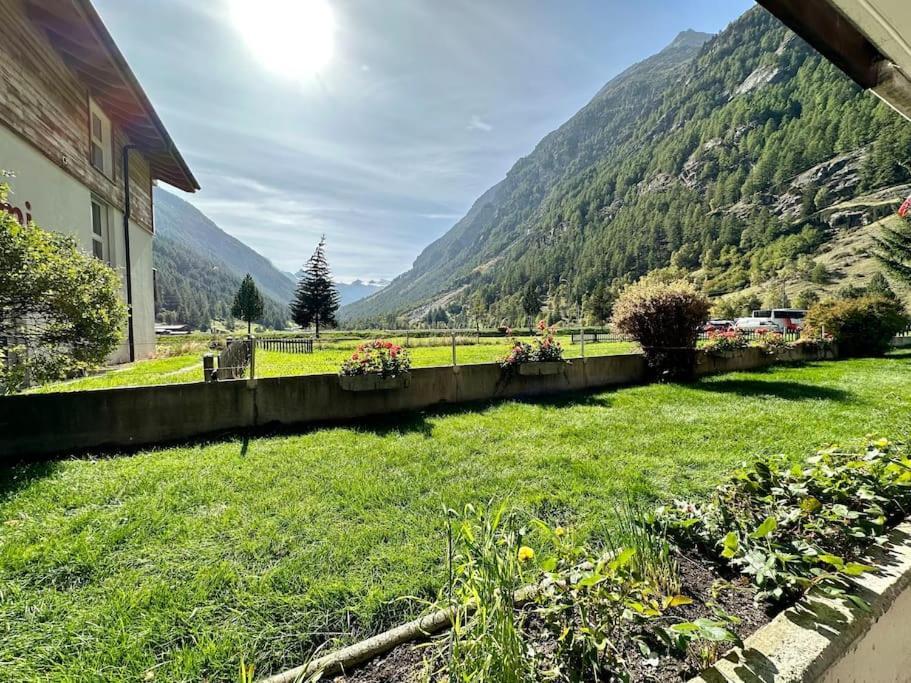 Alpine Retreat 4 Person Apartment Near Zermatt With Parking! Täsch Exterior photo